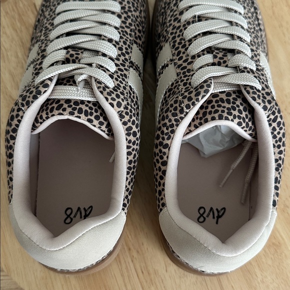 DV8 Vynie Womens Sneakers new 9 - Picture 4 of 5